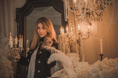 Mistik gece atmosferinde mum taşıyan zarif bir bayan. Cadılar Bayramı kavramı ya da herhangi bir gizemli sahne, gotik güzellik, ruhani ritüel, iç güç