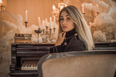 Mistik gece atmosferinde mum taşıyan zarif bir bayan. Cadılar Bayramı kavramı ya da herhangi bir gizemli sahne, gotik güzellik, ruhani ritüel, iç güç