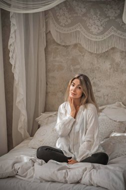 Antika iç mimari bölümündeki klasik kadın ince dantelli, antika bir bluz giyer. Eski moda bir estetik.