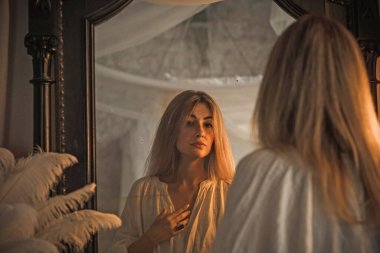 Antika iç mimari bölümündeki klasik kadın ince dantelli, antika bir bluz giyer. Eski moda bir estetik.