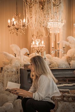 Antika iç mimari bölümündeki klasik kadın ince dantelli, antika bir bluz giyer. Eski moda bir estetik.