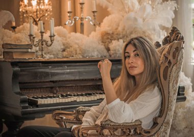 Antika iç mimari bölümündeki klasik kadın ince dantelli, antika bir bluz giyer. Eski moda bir estetik.