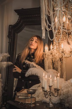 Esrarengiz ve karizmatik bir bayan zarif hatlara sahip, karanlık, sinematik bir atmosferde, aristokratik bir atmosferde şekillendirilmiş. Portrenin havası gotik romantizmi çağrıştırıyor, sofistike. 