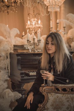 Esrarengiz ve karizmatik bir bayan zarif hatlara sahip, karanlık, sinematik bir atmosferde, aristokratik bir atmosferde şekillendirilmiş. Portrenin havası gotik romantizmi çağrıştırıyor, sofistike. 