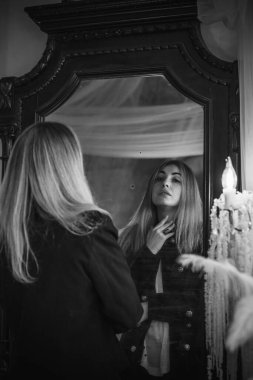 Esrarengiz ve karizmatik bir bayan zarif hatlara sahip, karanlık, sinematik bir atmosferde, aristokratik bir atmosferde şekillendirilmiş. Portrenin havası gotik romantizmi çağrıştırıyor, sofistike. 