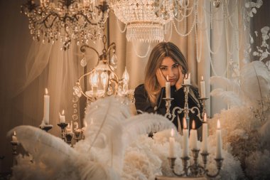 Esrarengiz ve karizmatik bir bayan zarif hatlara sahip, karanlık, sinematik bir atmosferde, aristokratik bir atmosferde şekillendirilmiş. Portrenin havası gotik romantizmi çağrıştırıyor, sofistike. 