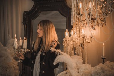 Esrarengiz ve karizmatik bir bayan zarif hatlara sahip, karanlık, sinematik bir atmosferde, aristokratik bir atmosferde şekillendirilmiş. Portrenin havası gotik romantizmi çağrıştırıyor, sofistike. 