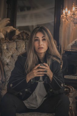 Esrarengiz ve karizmatik bir bayan zarif hatlara sahip, karanlık, sinematik bir atmosferde, aristokratik bir atmosferde şekillendirilmiş. Portrenin havası gotik romantizmi çağrıştırıyor, sofistike. 