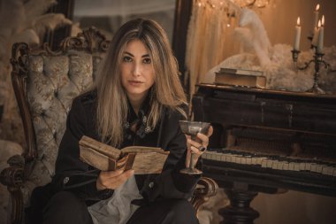 Esrarengiz ve karizmatik bir bayan zarif hatlara sahip, karanlık, sinematik bir atmosferde, aristokratik bir atmosferde şekillendirilmiş. Portrenin havası gotik romantizmi çağrıştırıyor, sofistike. 