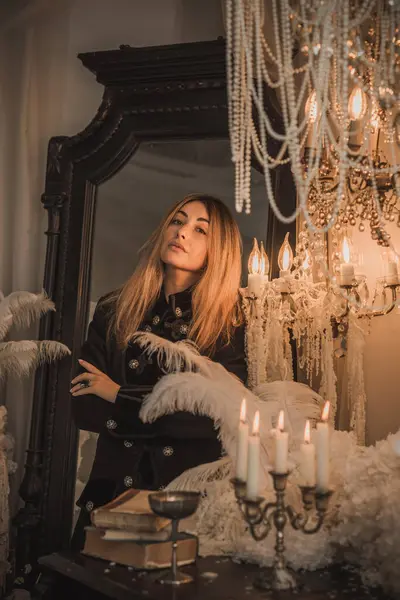 Esrarengiz ve karizmatik bir bayan zarif hatlara sahip, karanlık, sinematik bir atmosferde, aristokratik bir atmosferde şekillendirilmiş. Portrenin havası gotik romantizmi çağrıştırıyor, sofistike. 