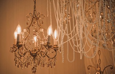 Mumlar ve Antika Dekorlu Klasik Gotik İç mimari