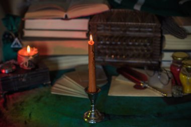 Karanlık akademi konsepti. Masada ders çalışmak ve kitap okumak.