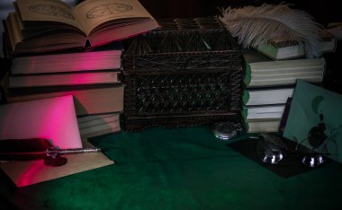 Karanlık akademi konsepti. Masada ders çalışmak ve kitap okumak.