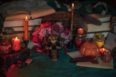 Cadılar Bayramı Balkabağı ve diğer turuncu mumlar, sonbahar süslemeleri veya mistik şeyler.