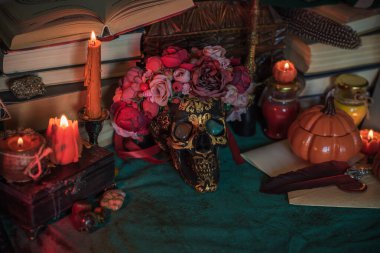Cadılar Bayramı Balkabağı ve diğer turuncu mumlar, sonbahar süslemeleri veya mistik şeyler.