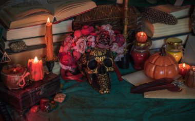 Cadılar Bayramı Balkabağı ve diğer turuncu mumlar, sonbahar süslemeleri veya mistik şeyler.