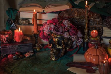 Cadılar Bayramı Balkabağı ve diğer turuncu mumlar, sonbahar süslemeleri veya mistik şeyler.