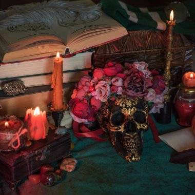 Cadılar Bayramı Balkabağı ve diğer turuncu mumlar, sonbahar süslemeleri veya mistik şeyler.