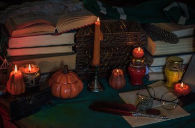 Cadılar Bayramı Balkabağı ve diğer turuncu mumlar, sonbahar süslemeleri veya mistik şeyler.