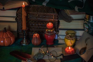 Cadılar Bayramı Balkabağı ve diğer turuncu mumlar, sonbahar süslemeleri veya mistik şeyler.