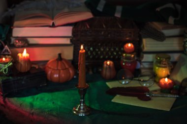 Cadılar Bayramı Balkabağı ve diğer turuncu mumlar, sonbahar süslemeleri veya mistik şeyler.