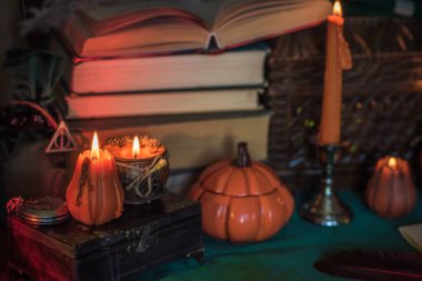 Cadılar Bayramı Balkabağı ve diğer turuncu mumlar, sonbahar süslemeleri veya mistik şeyler.