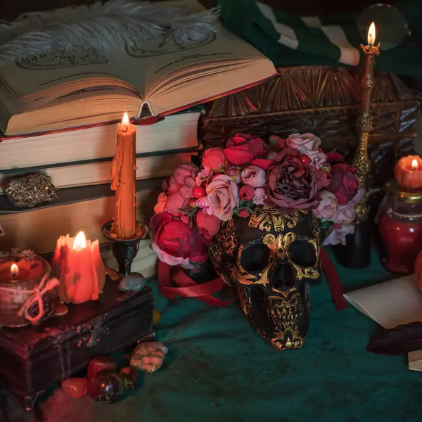 Cadılar Bayramı Balkabağı ve diğer turuncu mumlar, sonbahar süslemeleri veya mistik şeyler.