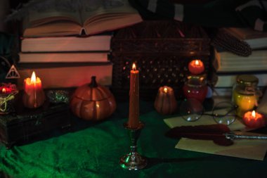 Karanlık stil, kitaplar ve diğer akademik şeyler ya da okul malzemeleri bir masada, sonbahar akşamı 