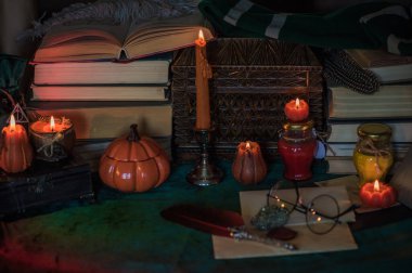 Karanlık stil, kitaplar ve diğer akademik şeyler ya da okul malzemeleri bir masada, sonbahar akşamı 