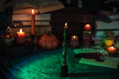 Karanlık stil, kitaplar ve diğer akademik şeyler ya da okul malzemeleri bir masada, sonbahar akşamı 