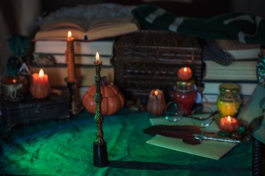 Karanlık stil, kitaplar ve diğer akademik şeyler ya da okul malzemeleri bir masada, sonbahar akşamı 