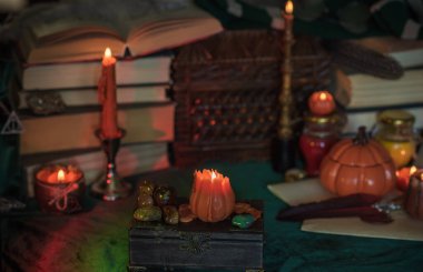 Karanlık stil, kitaplar ve diğer akademik şeyler ya da okul malzemeleri bir masada, sonbahar akşamı 