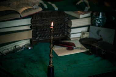 Karanlık stil, kitaplar ve diğer akademik şeyler ya da okul malzemeleri bir masada, sonbahar akşamı 