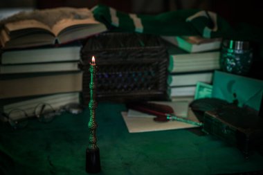 Karanlık stil, kitaplar ve diğer akademik şeyler ya da okul malzemeleri bir masada, sonbahar akşamı 