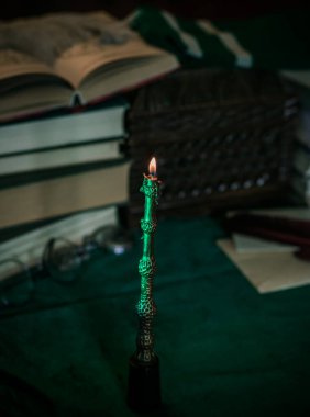 Karanlık stil, kitaplar ve diğer akademik şeyler ya da okul malzemeleri bir masada, sonbahar akşamı 