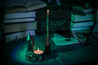 Karanlık stil, kitaplar ve diğer akademik şeyler ya da okul malzemeleri bir masada, sonbahar akşamı 