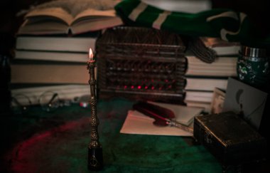 Karanlık stil, kitaplar ve diğer akademik şeyler ya da okul malzemeleri bir masada, sonbahar akşamı 