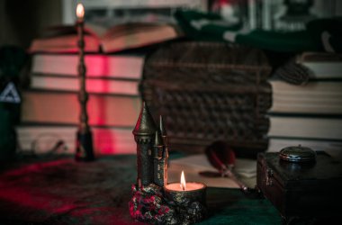 Karanlık stil, kitaplar ve diğer akademik şeyler ya da okul malzemeleri bir masada, sonbahar akşamı 