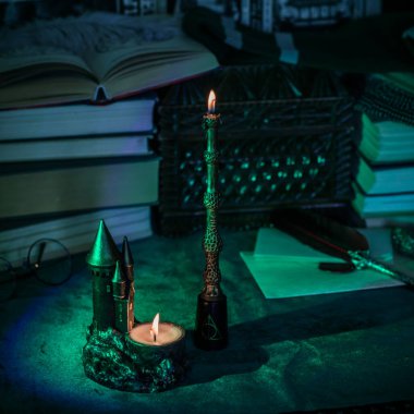 Karanlık stil, kitaplar ve diğer akademik şeyler ya da okul malzemeleri bir masada, sonbahar akşamı 