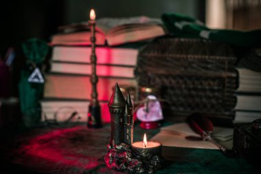 Karanlık stil, kitaplar ve diğer akademik şeyler ya da okul malzemeleri bir masada, sonbahar akşamı 