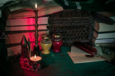 Karanlık stil, kitaplar ve diğer akademik şeyler ya da okul malzemeleri bir masada, sonbahar akşamı 