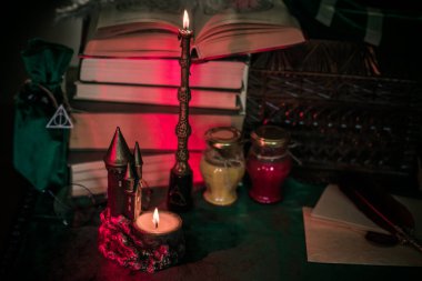 Karanlık stil, kitaplar ve diğer akademik şeyler ya da okul malzemeleri bir masada, sonbahar akşamı 