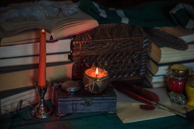 Karanlık stil, kitaplar ve diğer akademik şeyler ya da okul malzemeleri bir masada, sonbahar akşamı 