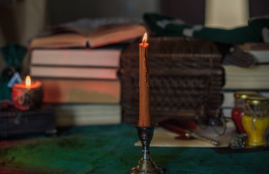 Karanlık stil, kitaplar ve diğer akademik şeyler ya da okul malzemeleri bir masada, sonbahar akşamı 