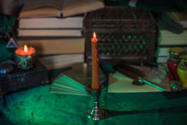 Karanlık stil, kitaplar ve diğer akademik şeyler ya da okul malzemeleri bir masada, sonbahar akşamı 