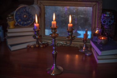 Mumlar ve aynalarla mistik sonbahar sunağı