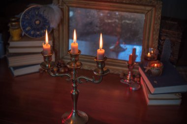 Mumlar ve aynalarla mistik sonbahar sunağı