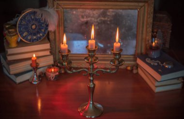 Mumlar ve aynalarla mistik sonbahar sunağı