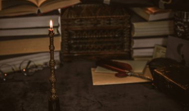 Mumlar ve aynalarla mistik sonbahar sunağı