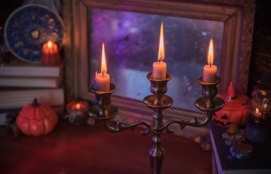 Mumlar ve aynalarla mistik sonbahar sunağı